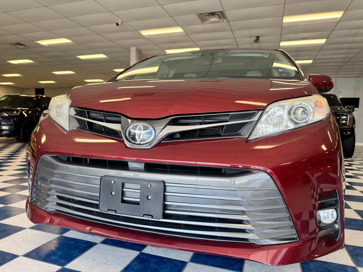 2018 Toyota Sienna XLE Premium V6 8-Passenger's photo