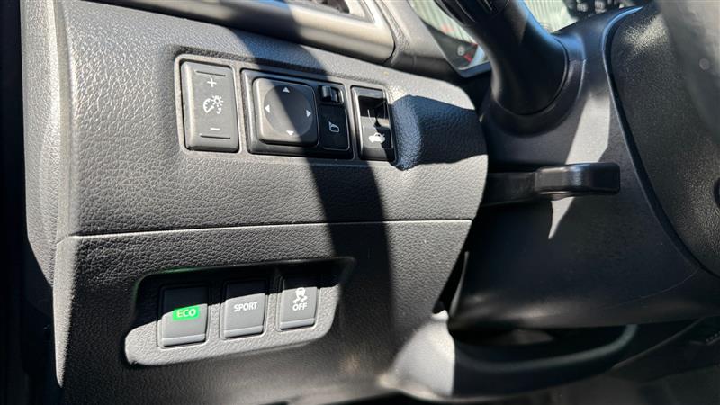 Vehicle photo 32