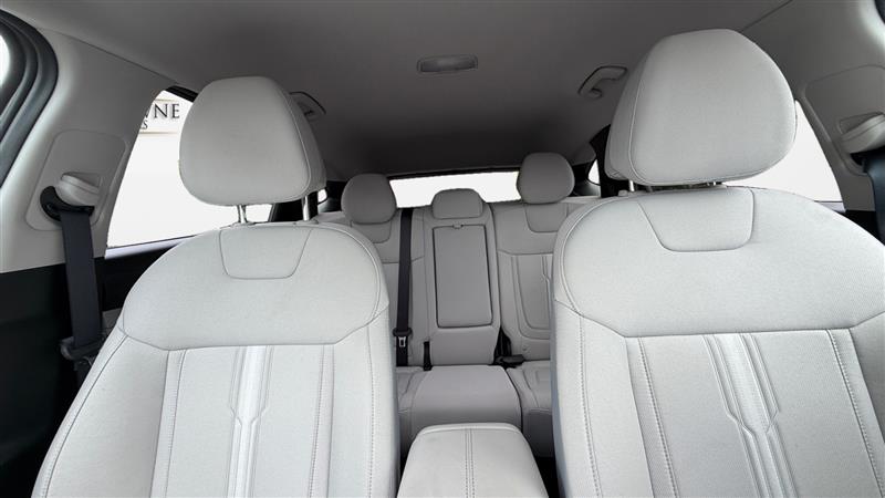 Vehicle photo 23
