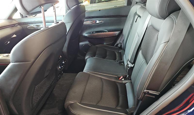 Vehicle photo 11