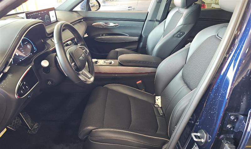 Vehicle photo 8