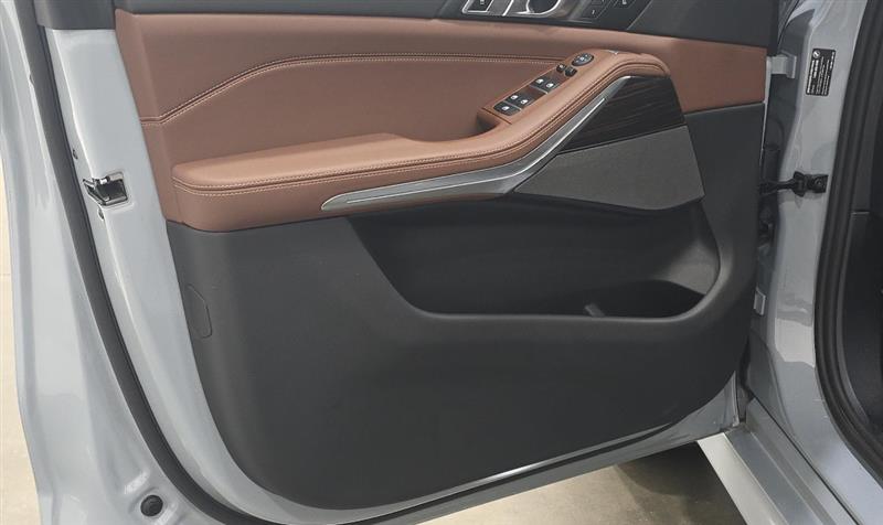Vehicle photo 11