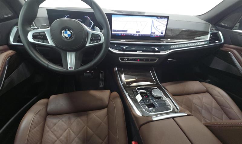 Vehicle photo 9
