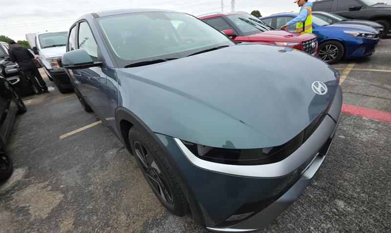 Vehicle photo 3