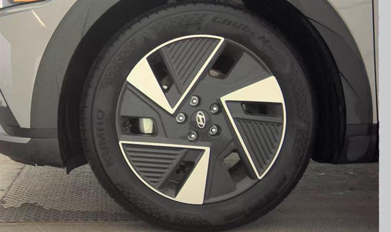 Vehicle photo 13