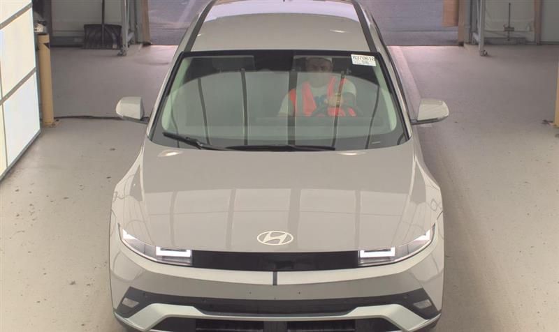 Vehicle photo 2