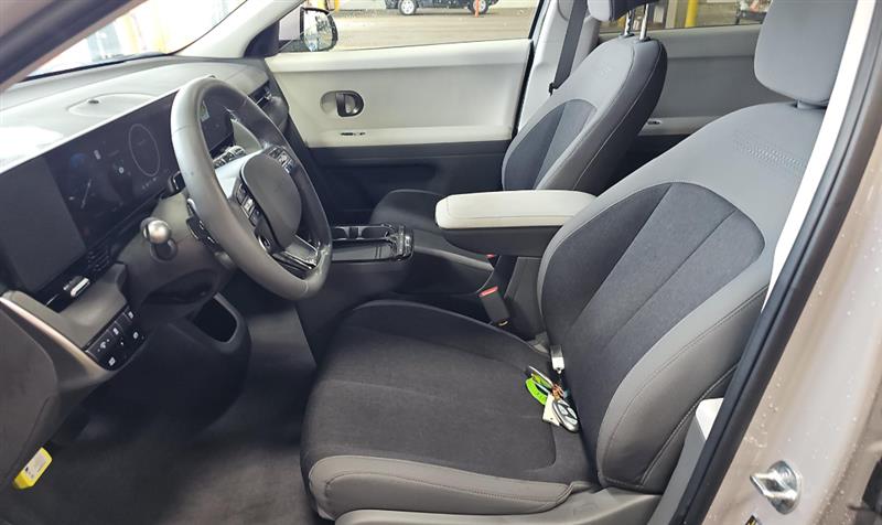Vehicle photo 8