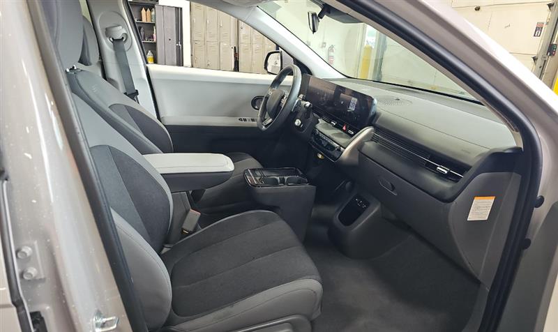 Vehicle photo 9