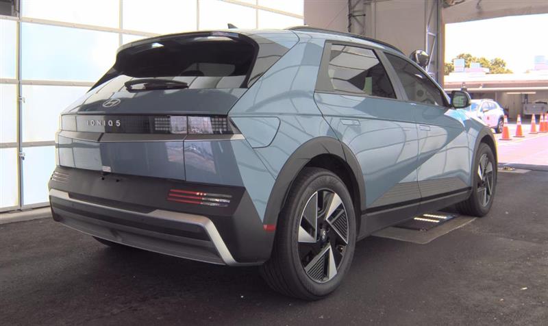 Vehicle photo 5