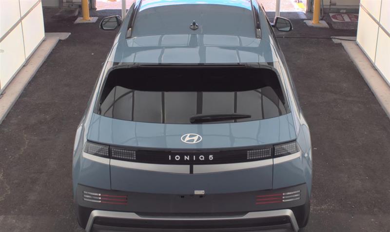 Vehicle photo 6