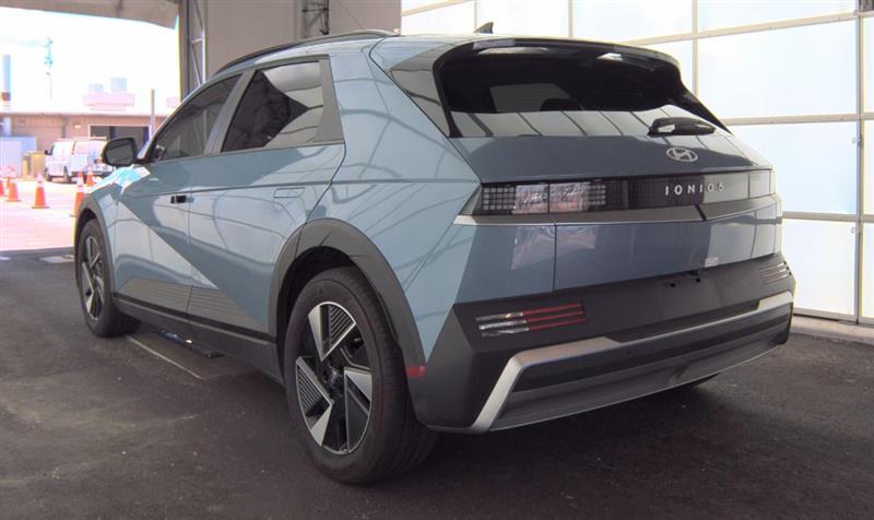 Vehicle photo 8