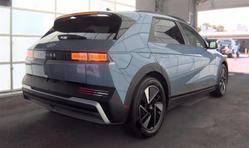 Vehicle photo 4
