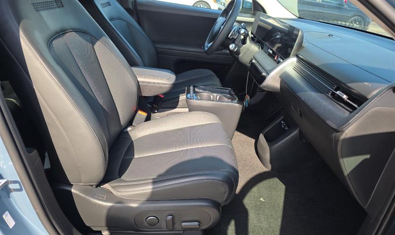 Vehicle photo 9