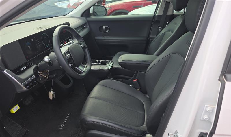 Vehicle photo 7