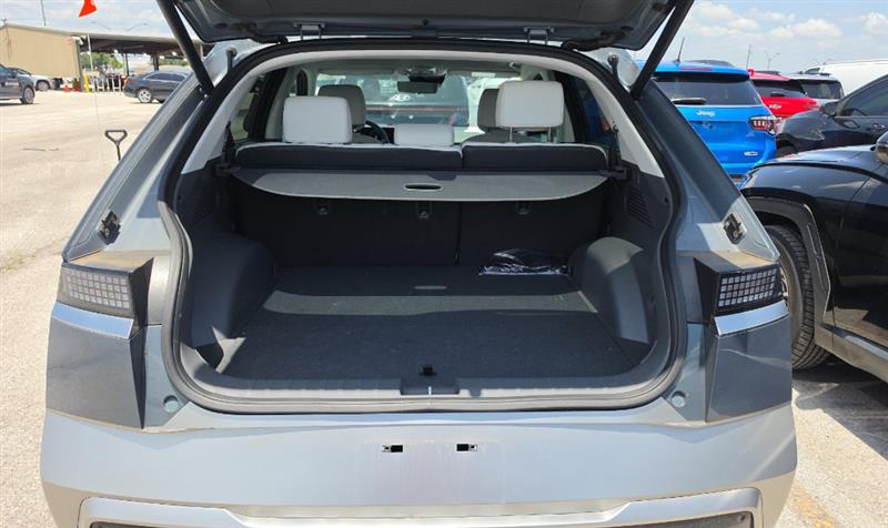 Vehicle photo 13
