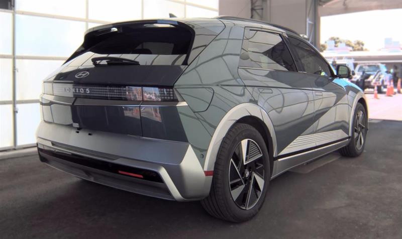 Vehicle photo 5