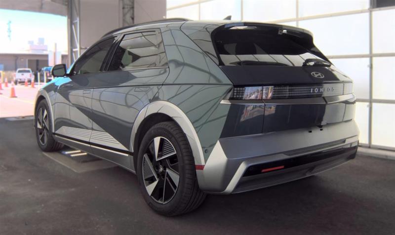 Vehicle photo 8