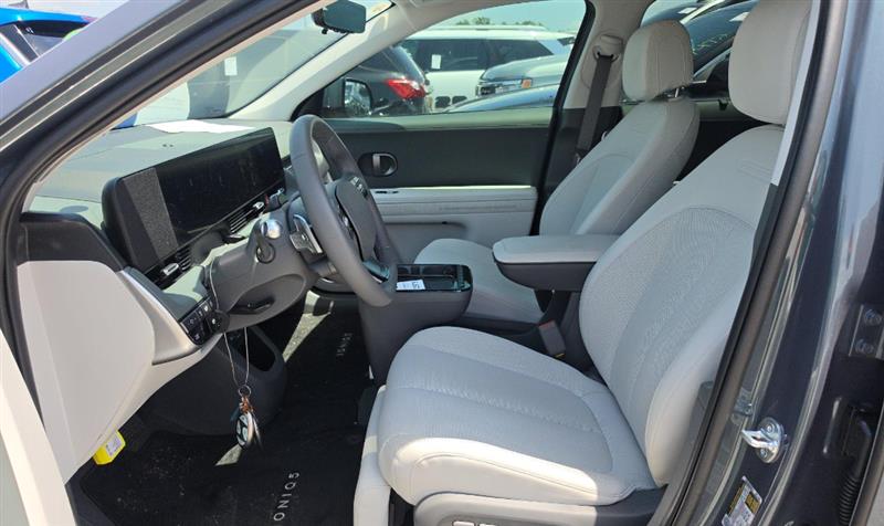 Vehicle photo 9