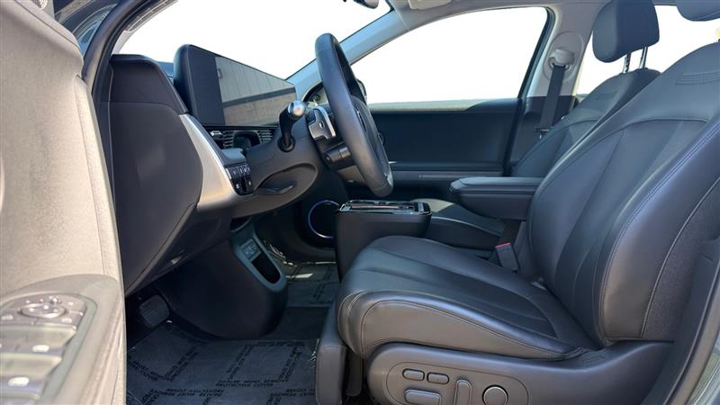Vehicle photo 10