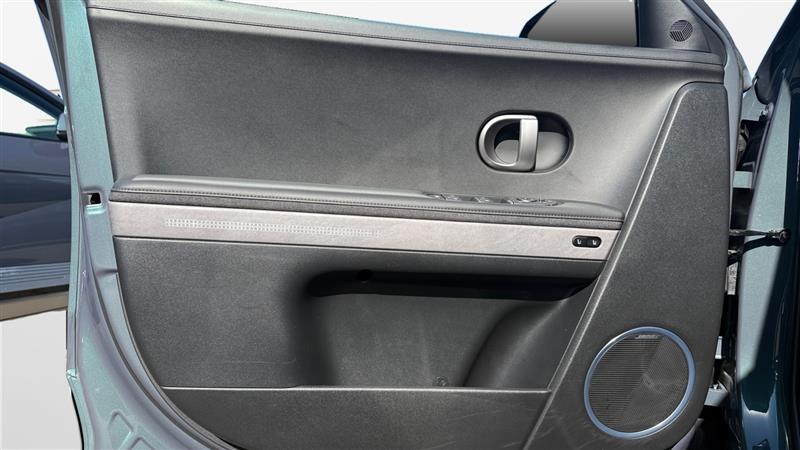 Vehicle photo 11