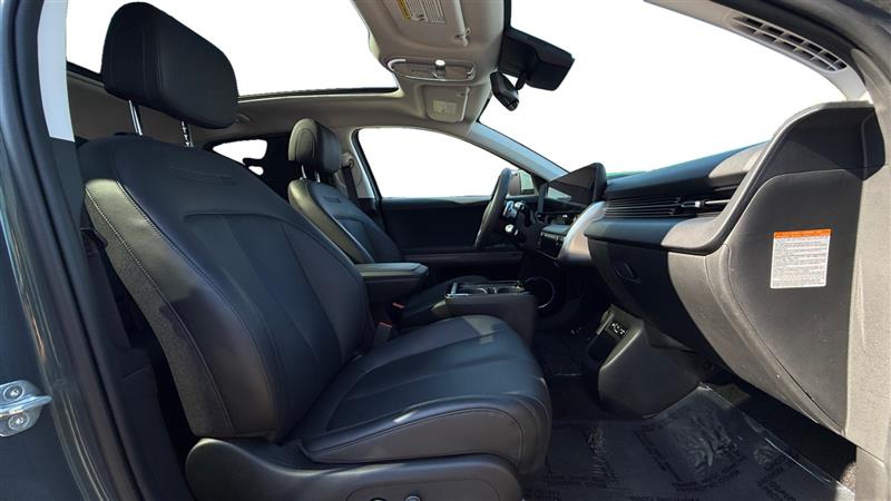 Vehicle photo 17