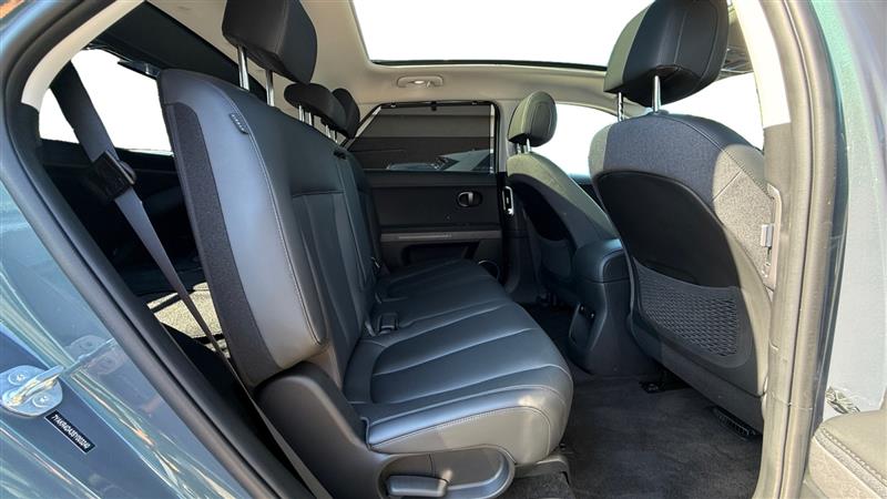 Vehicle photo 18