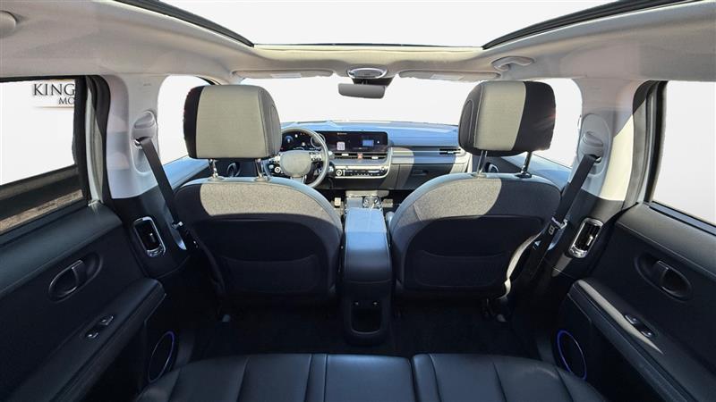 Vehicle photo 23
