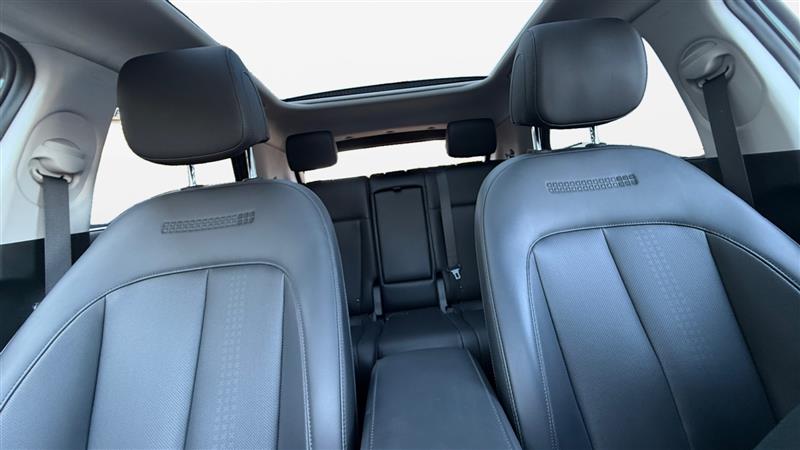 Vehicle photo 24