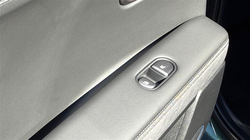 Vehicle photo 26