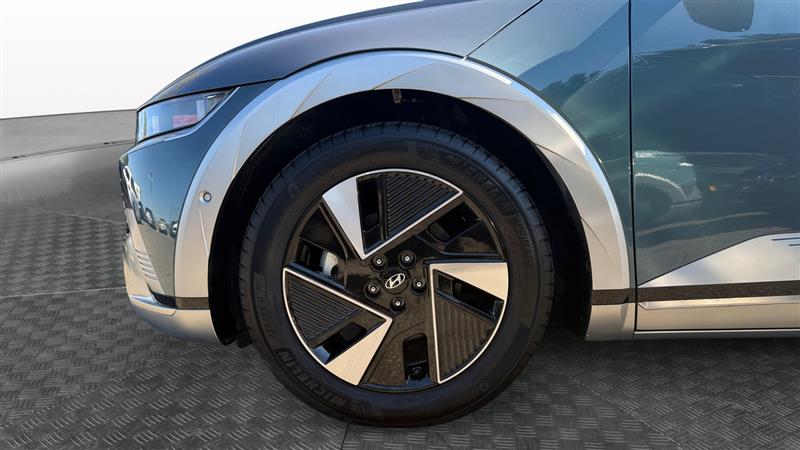 Vehicle photo 9