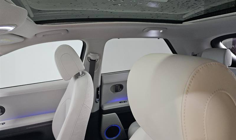 Vehicle photo 13
