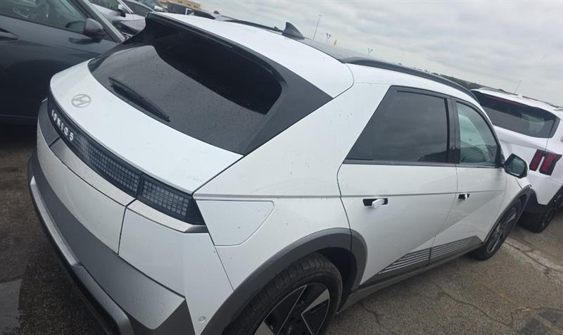 Vehicle photo 3