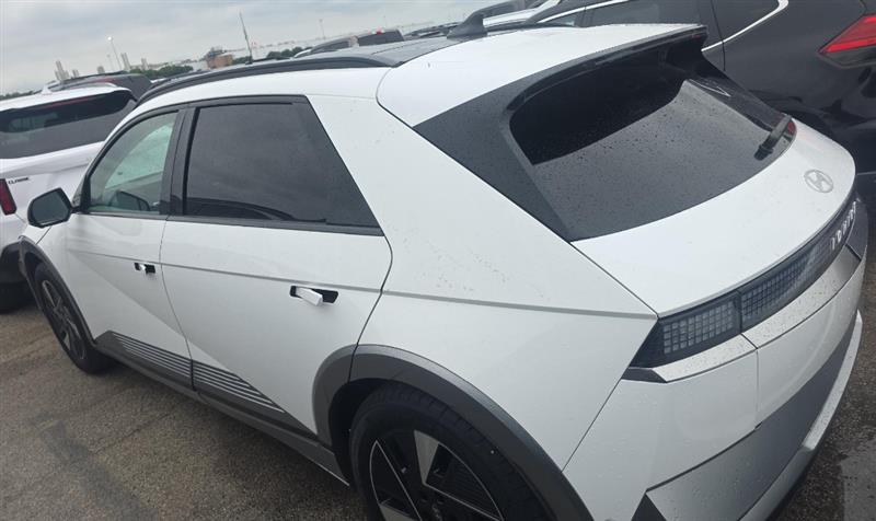 Vehicle photo 4