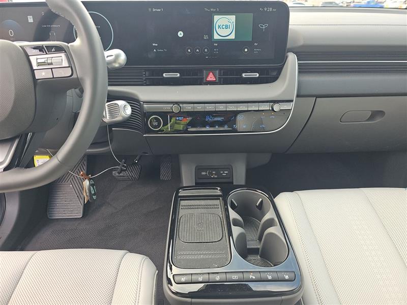 Vehicle photo 8