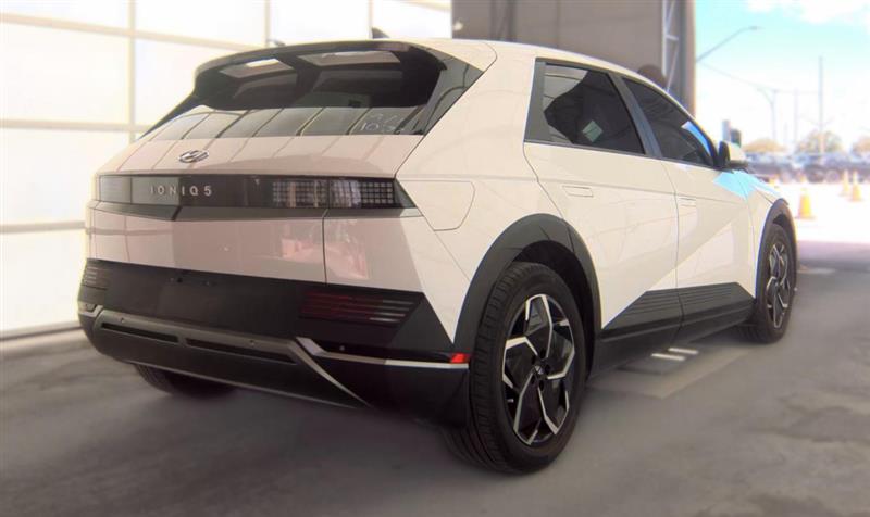 Vehicle photo 4