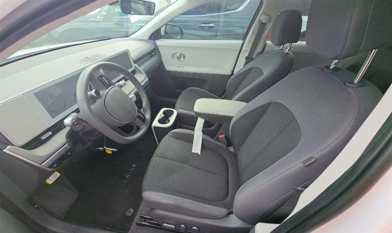 Vehicle photo 7