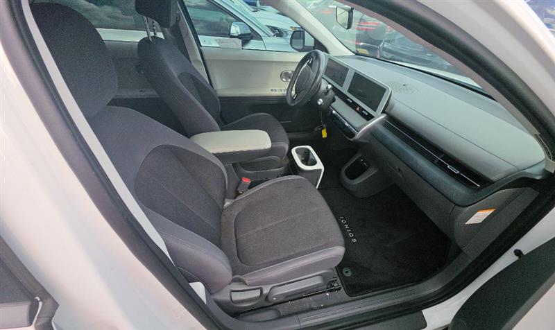 Vehicle photo 8
