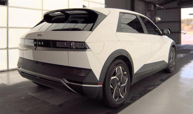 Vehicle photo 4