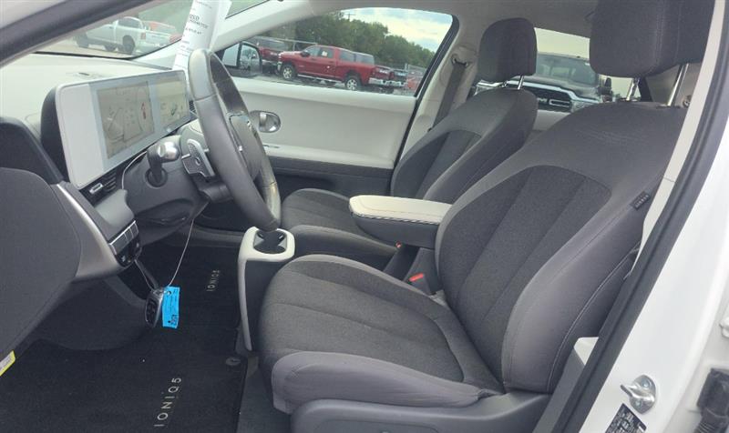 Vehicle photo 8