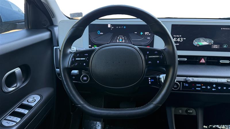 Vehicle photo 13