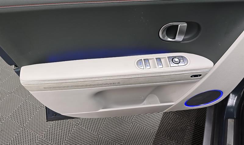 Vehicle photo 13