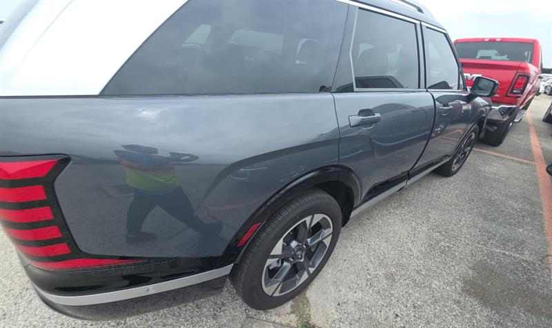 Vehicle photo 4