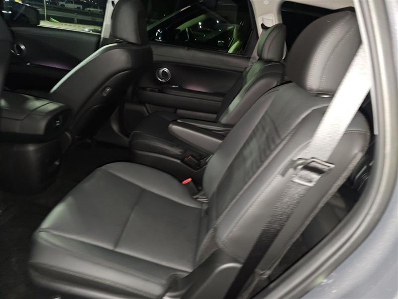 Vehicle photo 8