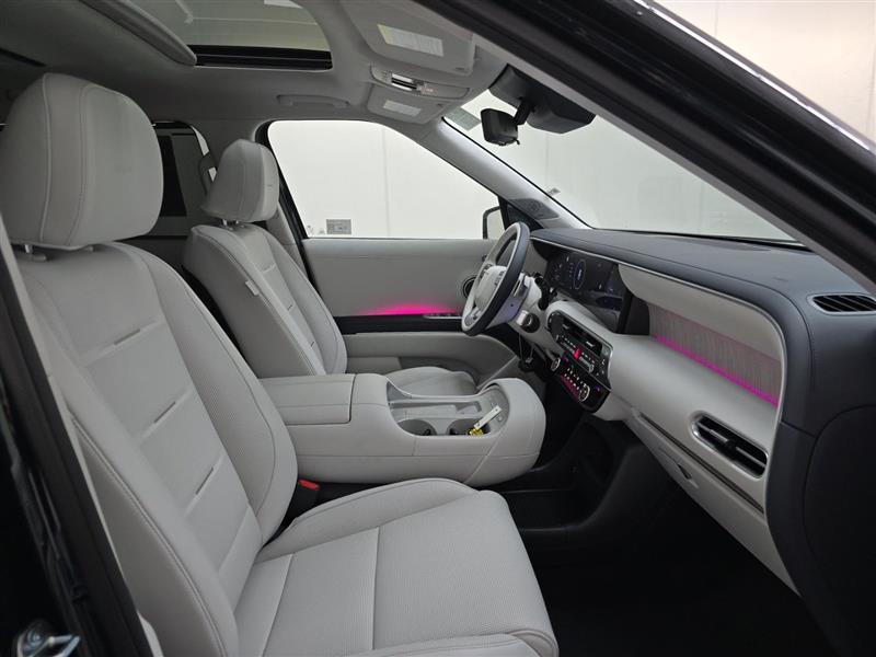 Vehicle photo 8