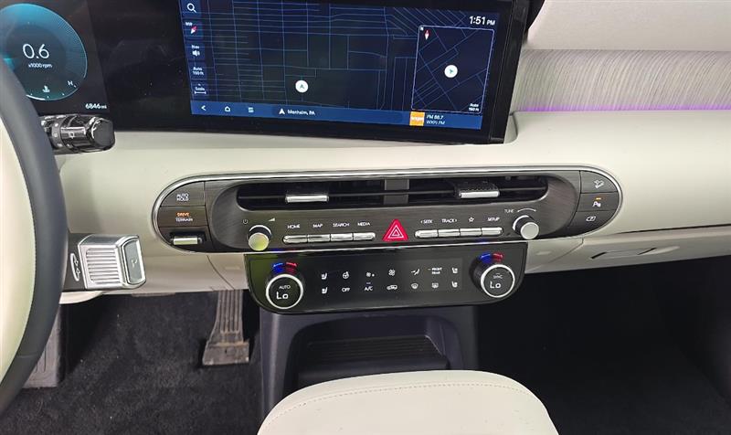 Vehicle photo 13