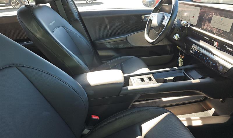 Vehicle photo 8