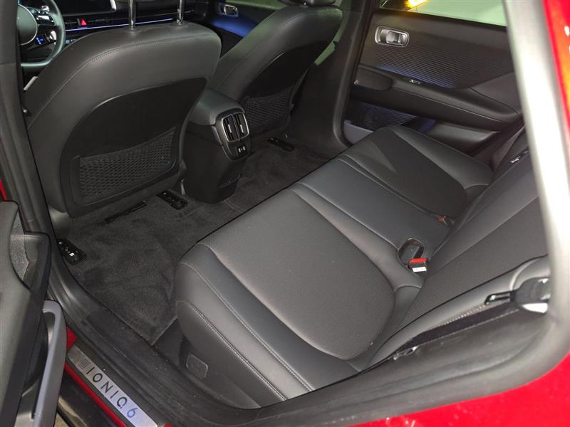 Vehicle photo 9