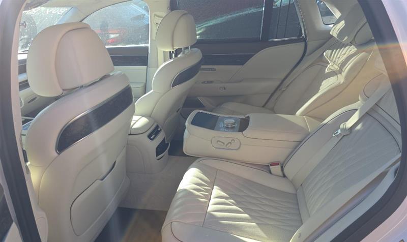 Vehicle photo 7