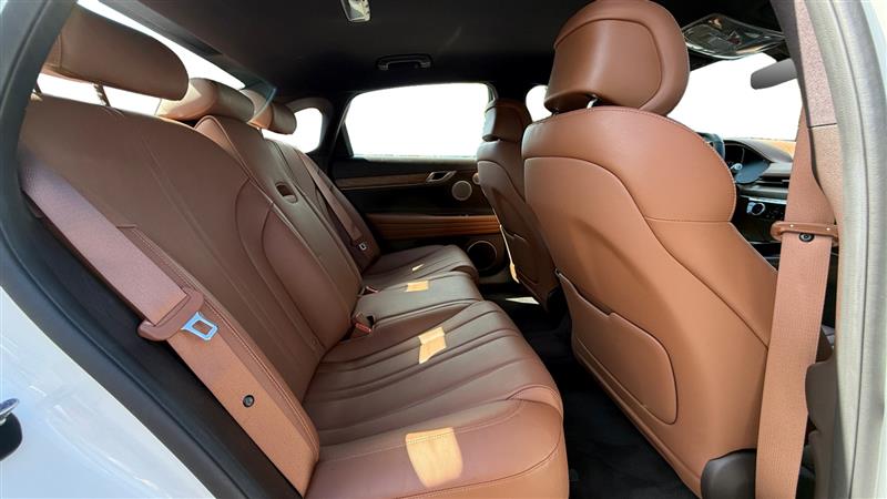 Vehicle photo 18