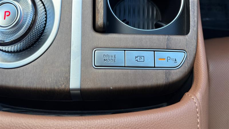 Vehicle photo 33